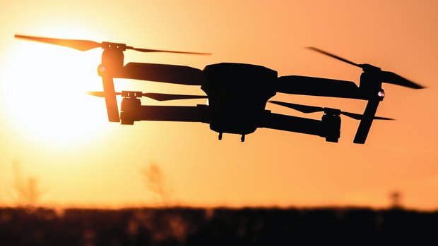 Drohne Ein Drohnenflug bei Sonnenuntergang
